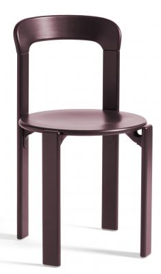 Freigestellter Rey Chair Stuhl von Hay in Traubenrot, moderner Holzstuhl für Esszimmer und Wohnbereich.